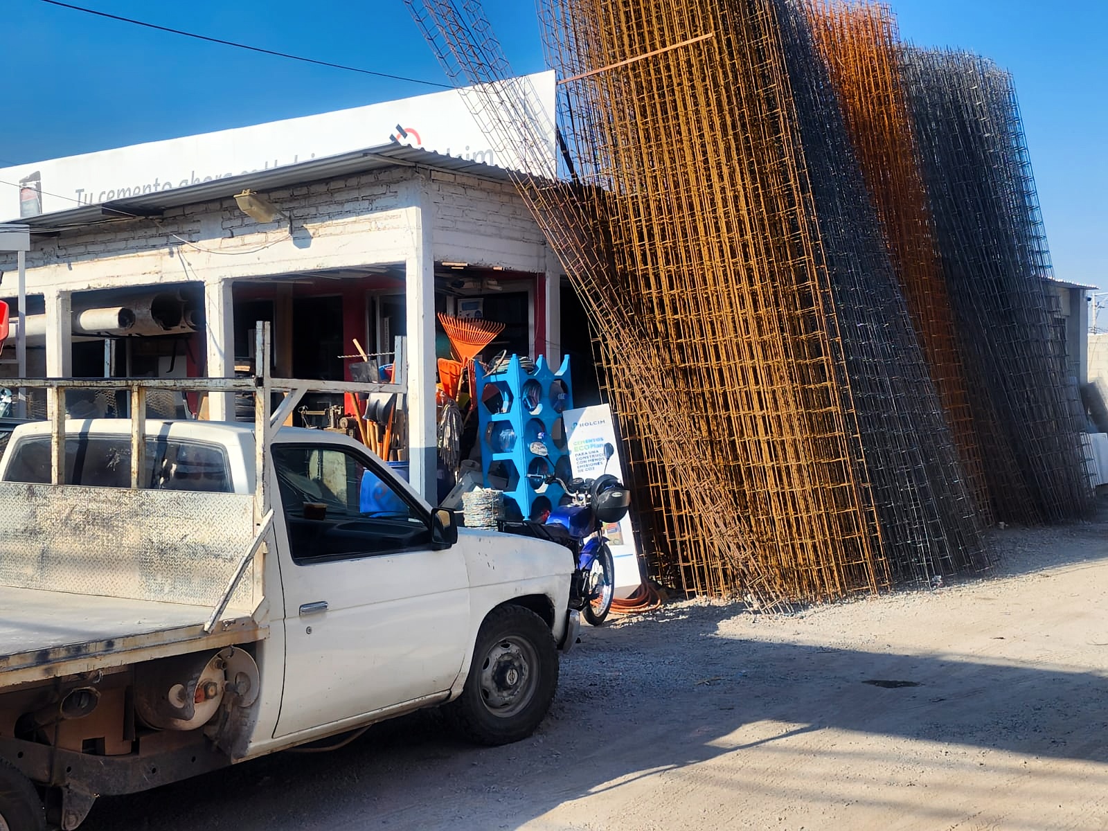 Camioneta cargando castillos y varillas
